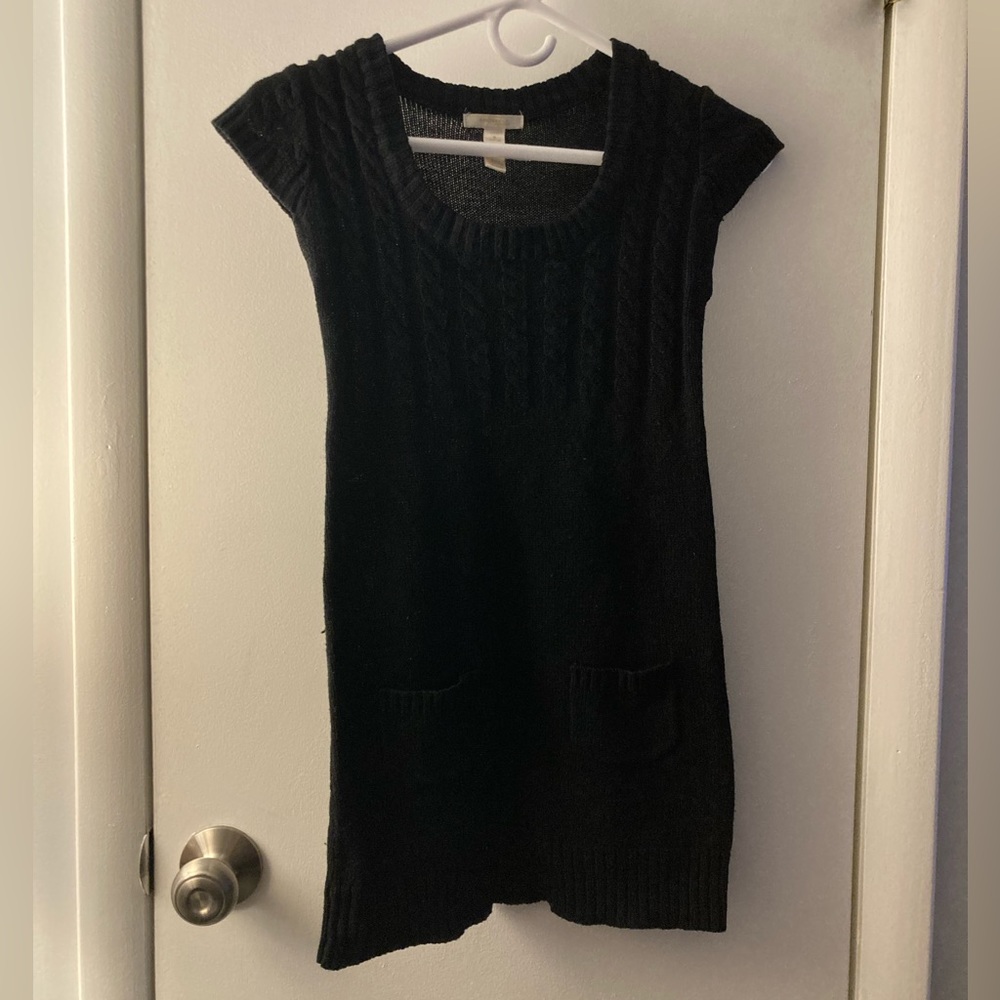Small black 100% acrylic sweater top ✨